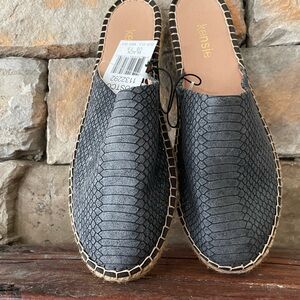 Grey reptile slides flat size 7.5